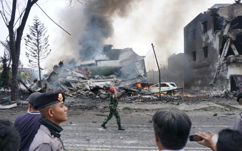 May bay Indonesia lao xuong khu dan cu 30 nguoi chet hinh anh