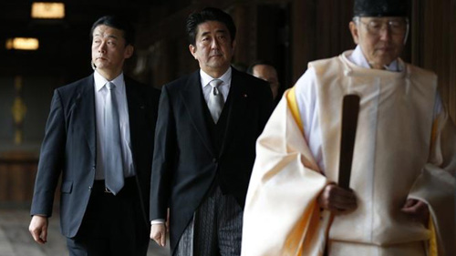 abe-visit-yasukuni.jpg