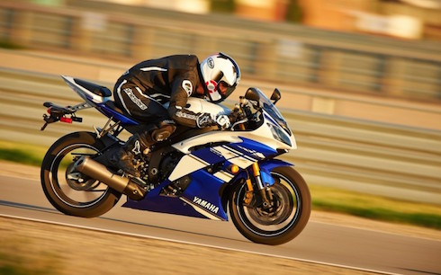 14_yzfr6_blu_a3_770x513_nroe.jpg