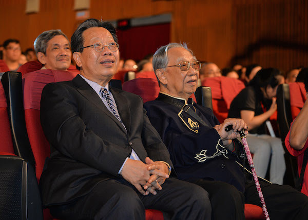 Giáo sư - Tiến sĩ Trần Văn Khê và con trai Trần Quang Hải