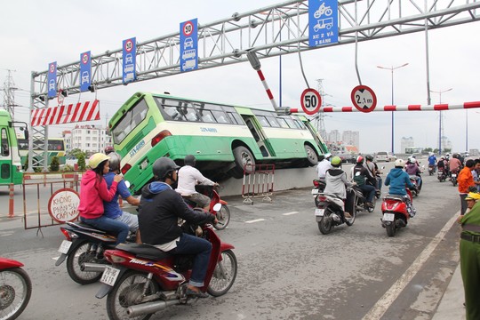 Chiếc xe buýt cưỡi lên dải phân cách trên Xa lộ Hà Nội