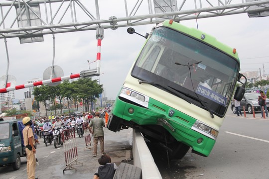 Xe buýt bị móp phần đầu, các hành khách may mắn không ai bị thương