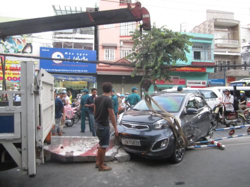CSGT làm nhiệm vụ điều tiết giao thông để di dời xe bị nạn