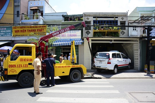 Chiếc taxi lao vào nhà dân vào sáng 3-6