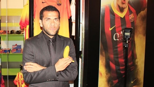 _74541271_daniel_alves_banana_3.jpg