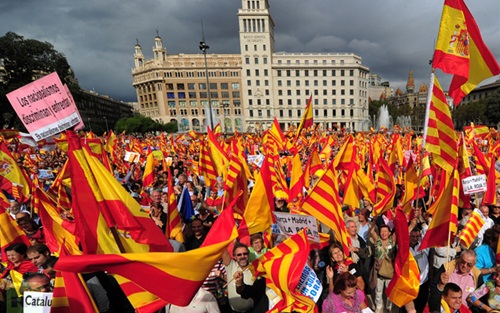 anti_independentist_hold_catalan_spanish_338_ewiw.jpg