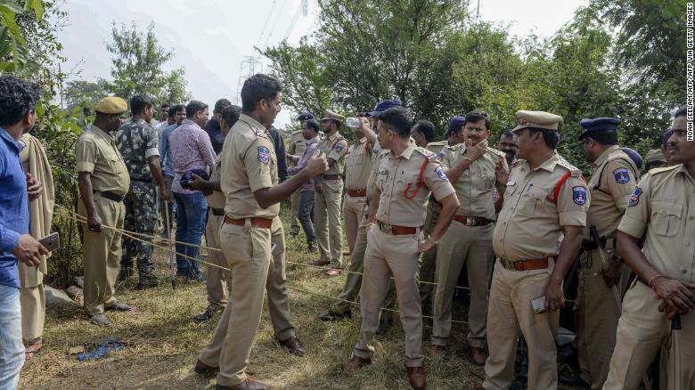 191206155854_police_personnel_hyderabad_exlarge_169_1__lugn.jpg