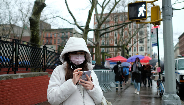 woman_wears_face_mask_for_coronavirus_15826831643691308544325_mwoh.jpg