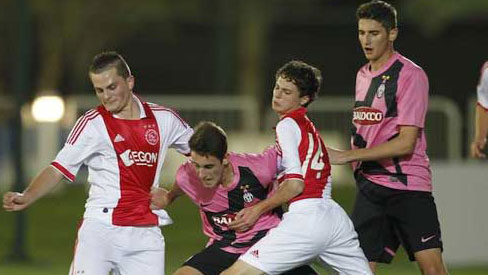 1384180090-bong-da-u19ajax1.jpg