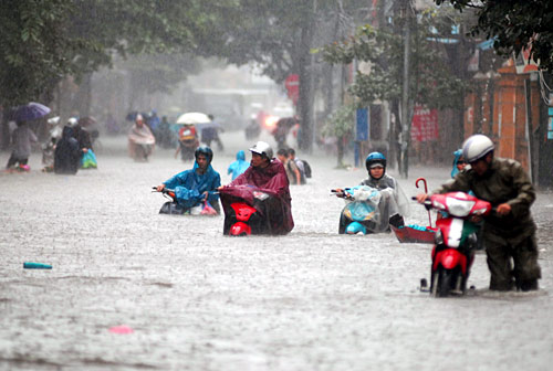 Hà Nội mưa to, nguy cơ ngập lụt khu vực nội thành